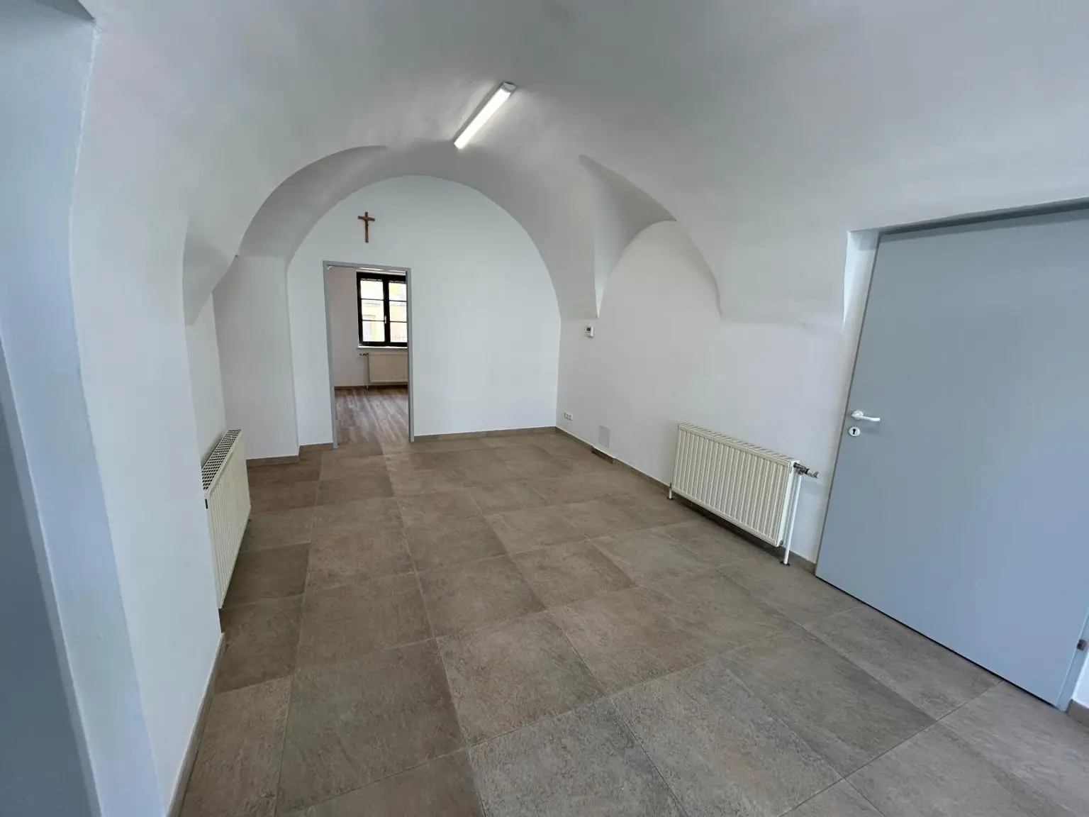 Repräsentatives Geschäftslokal am Hauptplatz von Laa an der Thaya – hell, großzügig & vielseitig nutzbar