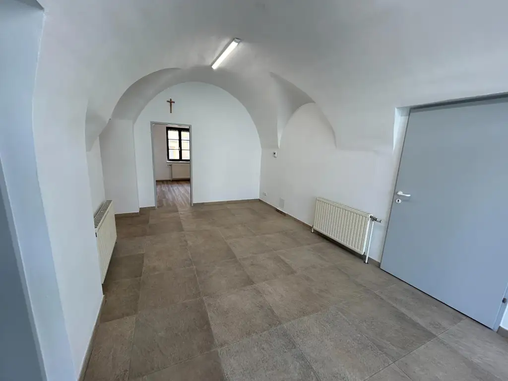 Repräsentatives Geschäftslokal am Hauptplatz von Laa an der Thaya – hell, großzügig & vielseitig nutzbar