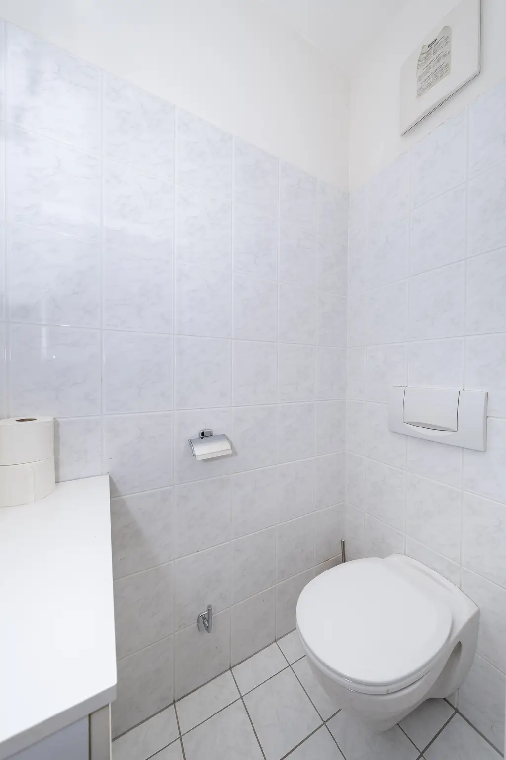 ++ Ruheoase im Zemtrum:  Barrierefreie 2-Zimmer-Wohnung mit Balkon, Grünblick und Tiefgaragenplatz ++
