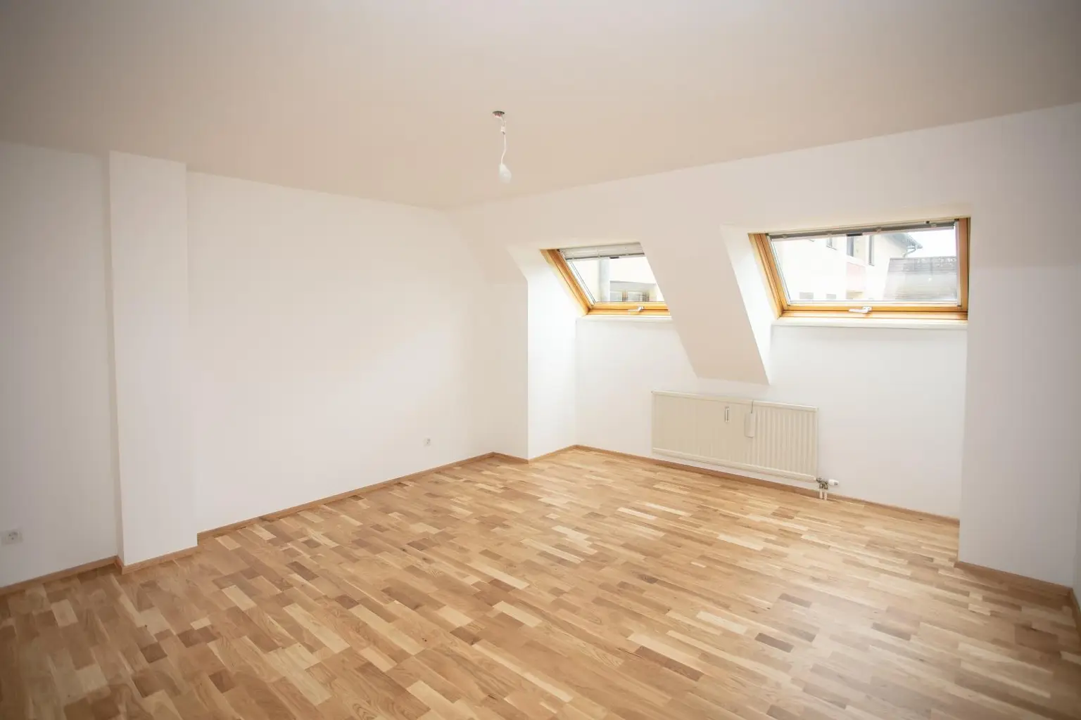 Neu adaptierte DG-Wohnung mit Terrasse und Tiefgarage