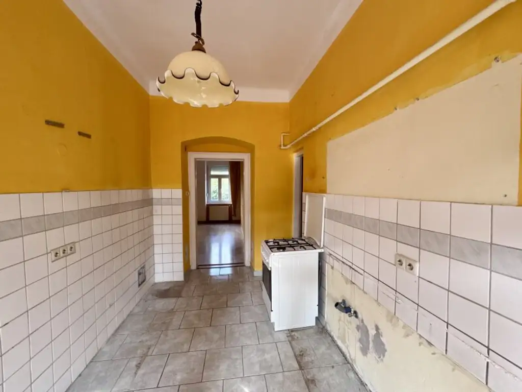 3 ZIMMER ALTBAUWOHNUNG IN SEHR GUTER INFRASTRUKTUR