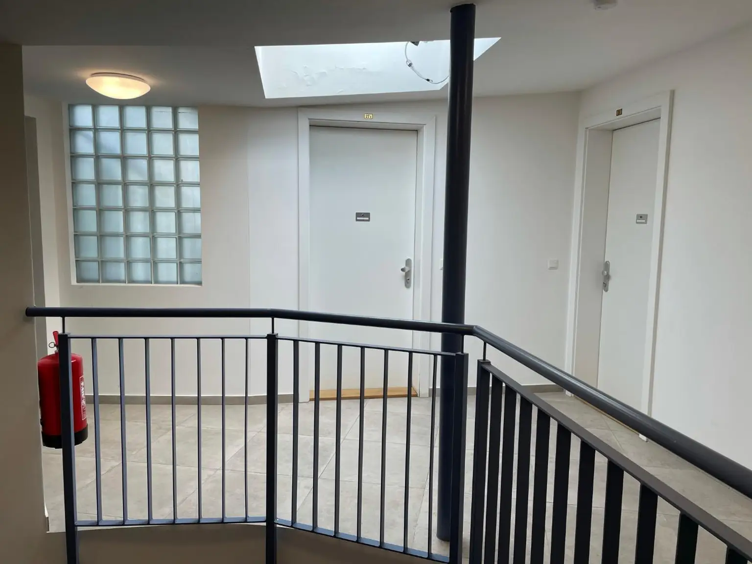 DACHGESCHOSS-Traum in Döbling: 3 Zimmer, sehr große Dachterrasse mit Ausblick, Balkon, 2 Loggien, Klimaanlage, Lift, Top-Ausstattung