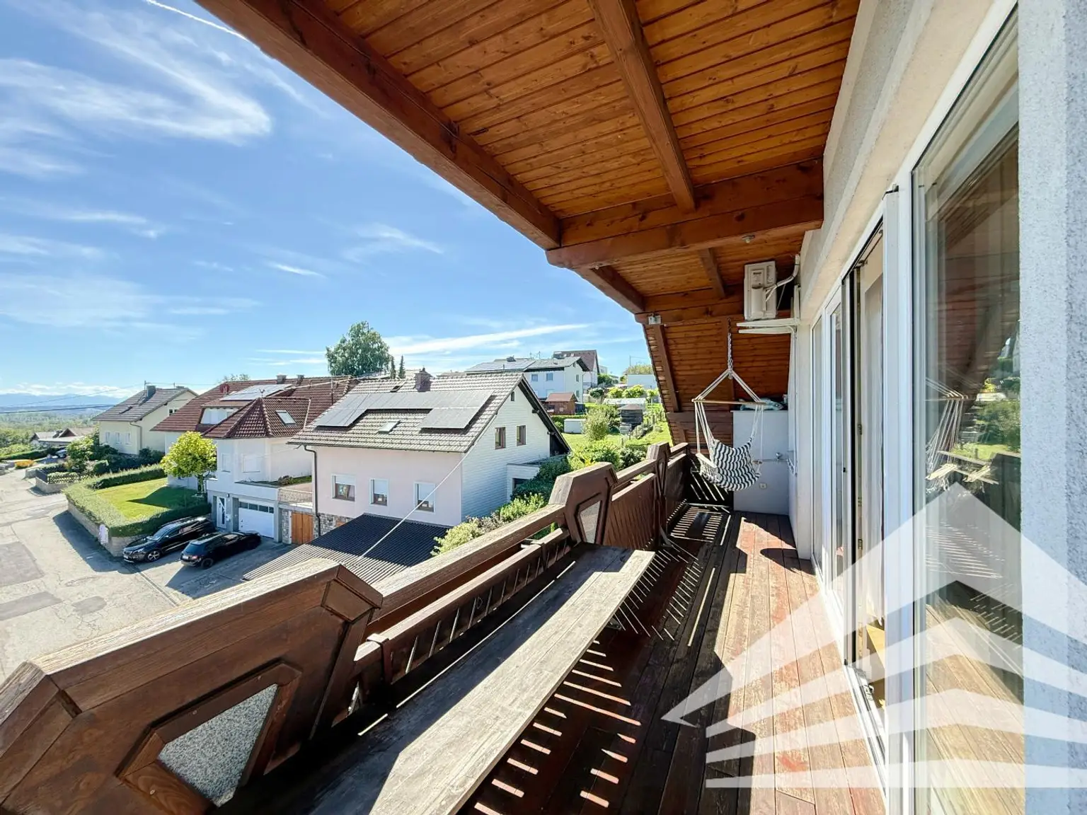 Großzügiges Mehrfamilienhaus in schöner Aussichtslage in Abwinden! 2 Garagen Plus Carport!