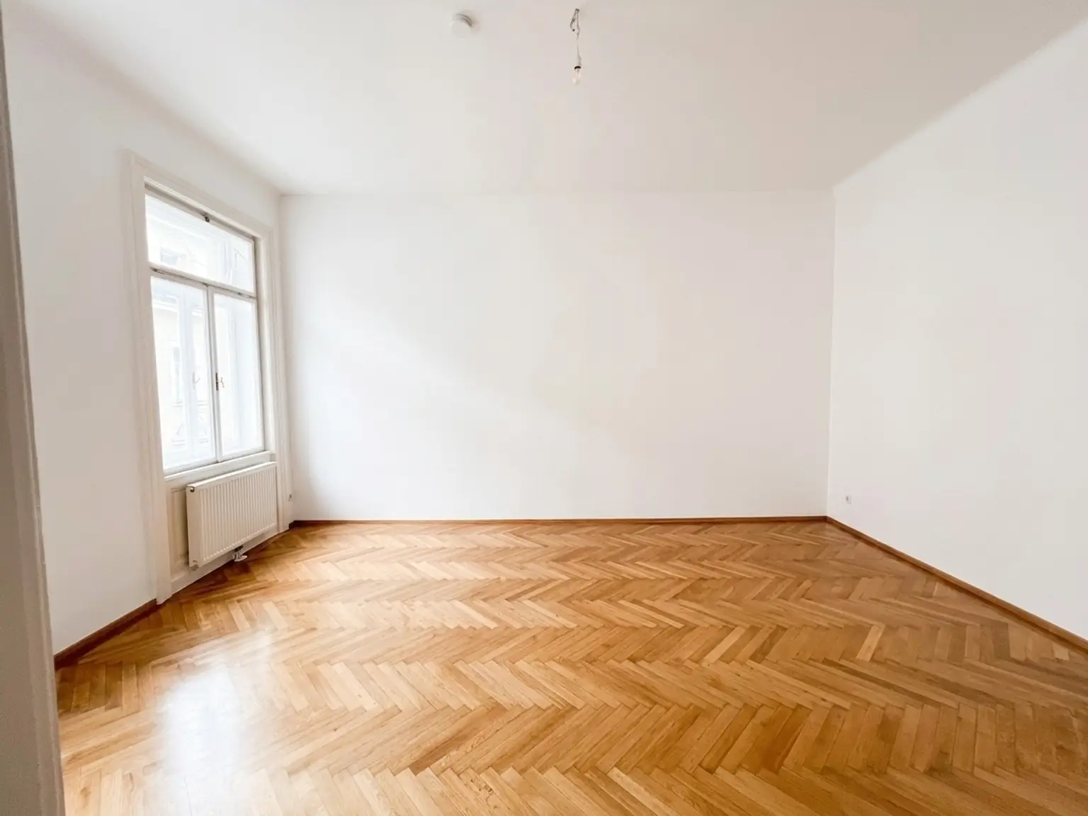 UNBEFRISTET: Wohnen in Bestlage in einer ruhigen Altbauwohnung im repräsentativen Haus