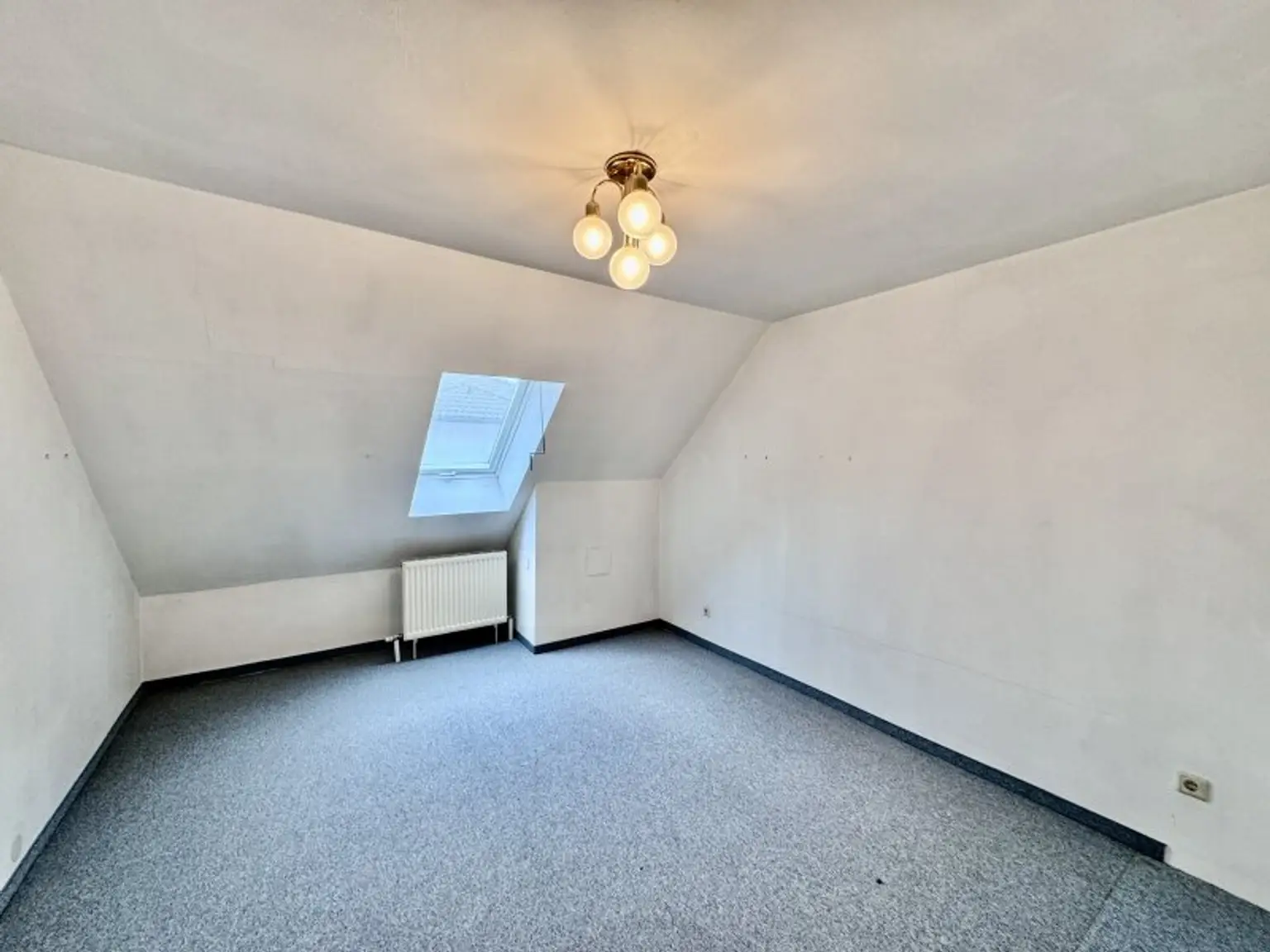 IHR NEUES ZUHAUSE - GROßZÜGIGES EINFAMILIENHAUS MIT SWIMMINGPOOL IN FLORIDSDORF