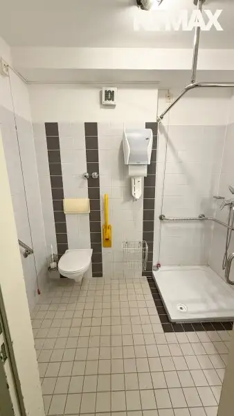 Ehemaliges Seniorenheim, gewerbliche Widmung, große Dachterrasse & 16 Garagen in Wiener Neustadt – Top Chance!