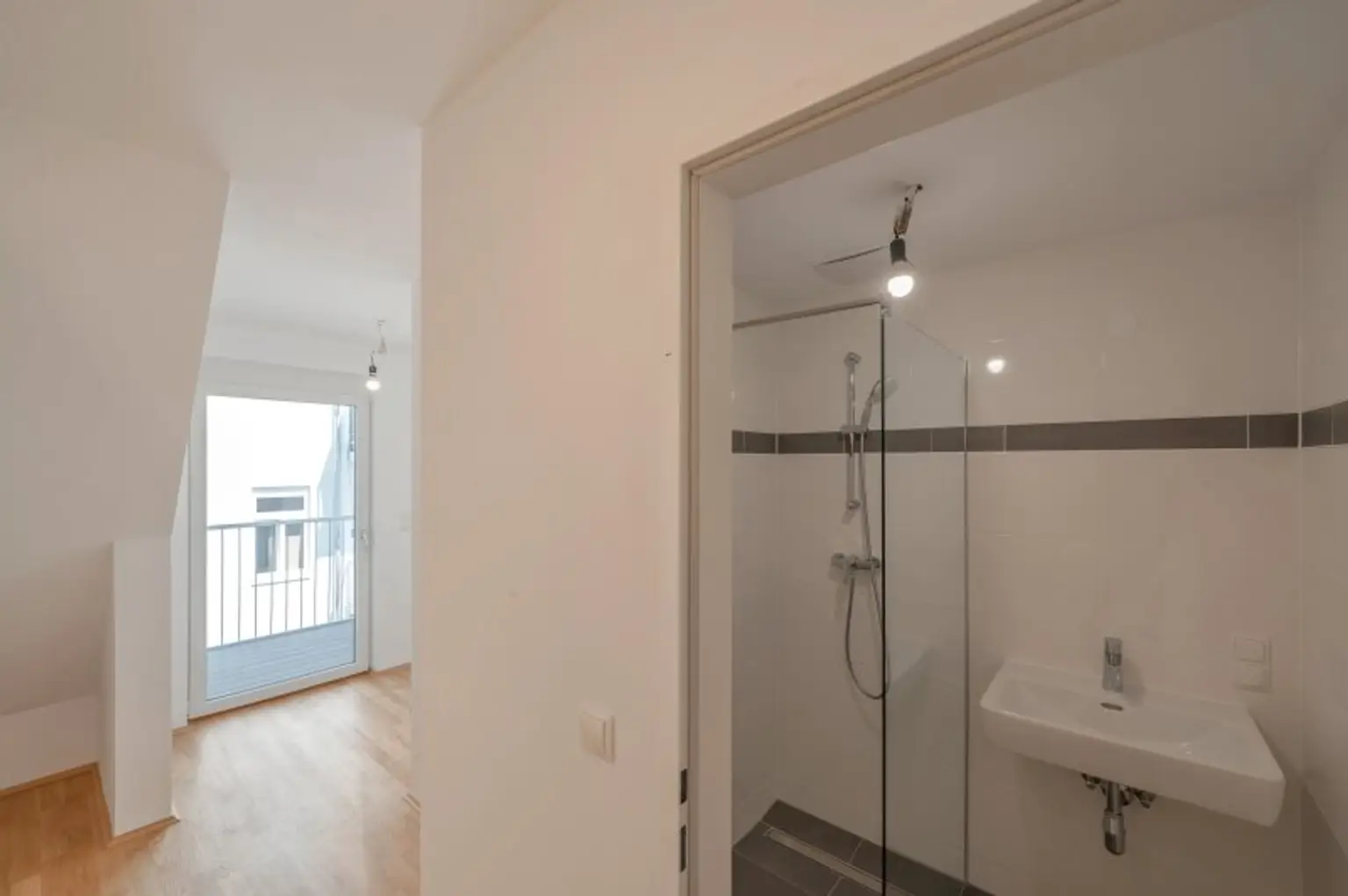 ++NEU++ Hochwertige 2-Zimmer DG-Wohnung mit zwei Balkonen, Ruhelage im Hof!