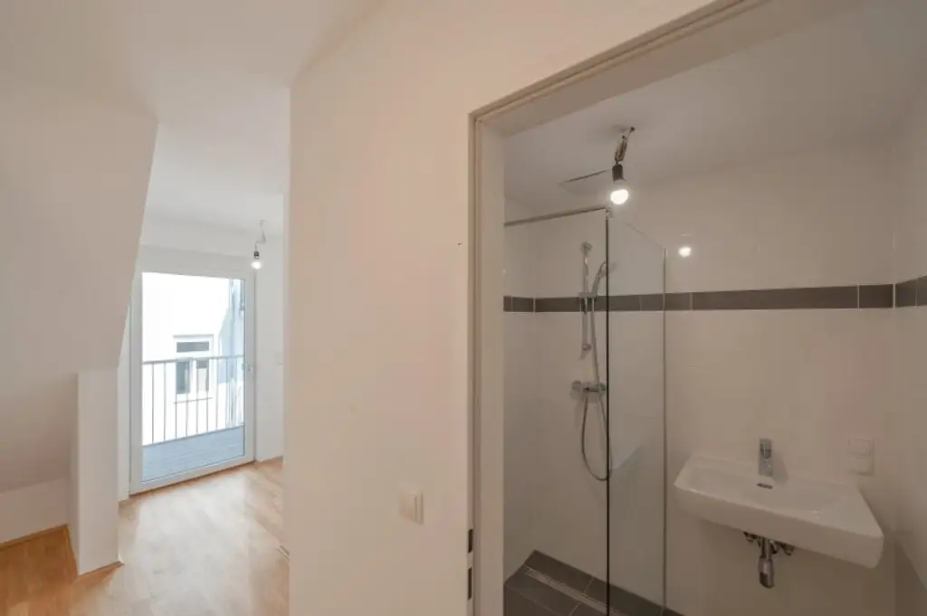 ++NEU++ Hochwertige 2-Zimmer DG-Wohnung mit zwei Balkonen, Ruhelage im Hof!