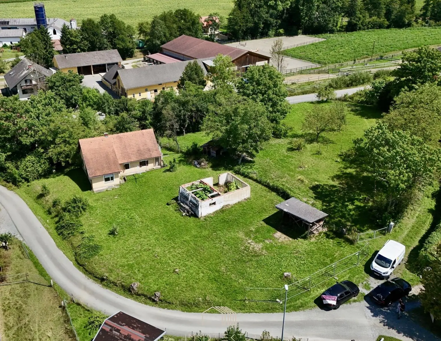 PROVISIONSFREI : Großes Grundstück mit sanierungsbedürftigem Altbestand in idyllischer Ruhelage