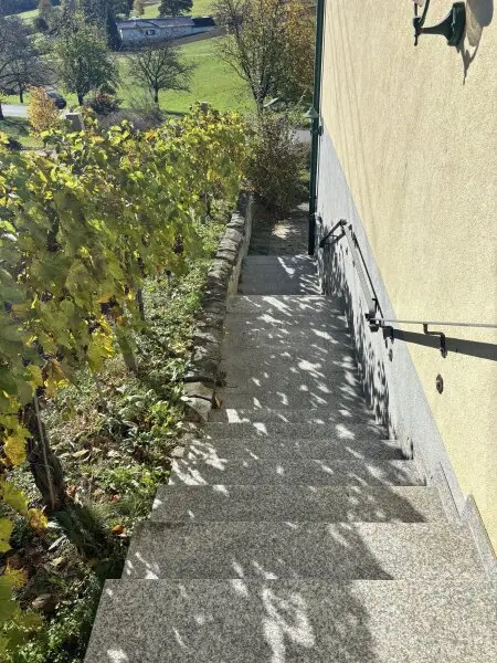 ** LEGENDE IN DER WEINIDYLLE ** D. Ehrensdorf !! Gepflegtes Haus mit ca. 245 m2 Nfl. in gediegener Ortsrandlage - Hauptwohnsitz möglich !!