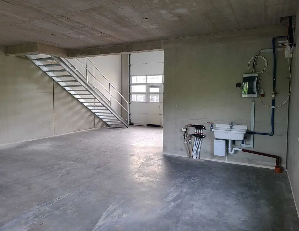 "MODERNE GEWERBEHALLE/LAGER im BUSINESSPPARK - mit SEE- und BERGBLICK nähe Autobahnanschluss mit Lagermöglichkeit"