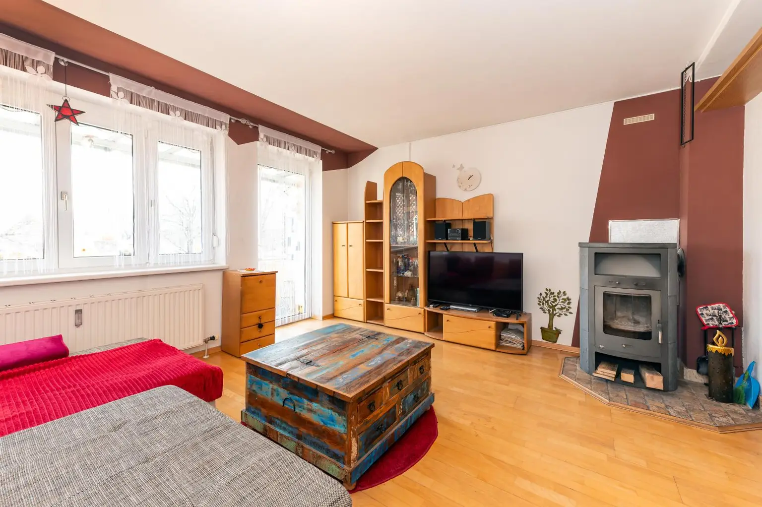 Helles Wohnzimmer mit Schwedenofen 1. OG