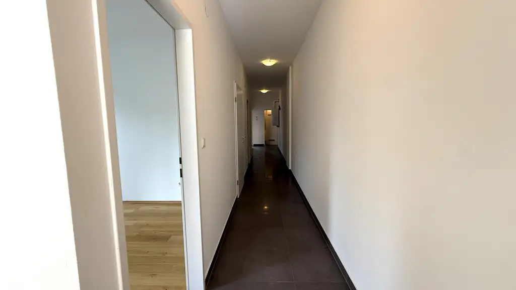 GRINZING!!! Sportliches Paar für moderne Balkonwohnung im 2.OG ohne Lift gesucht! :)