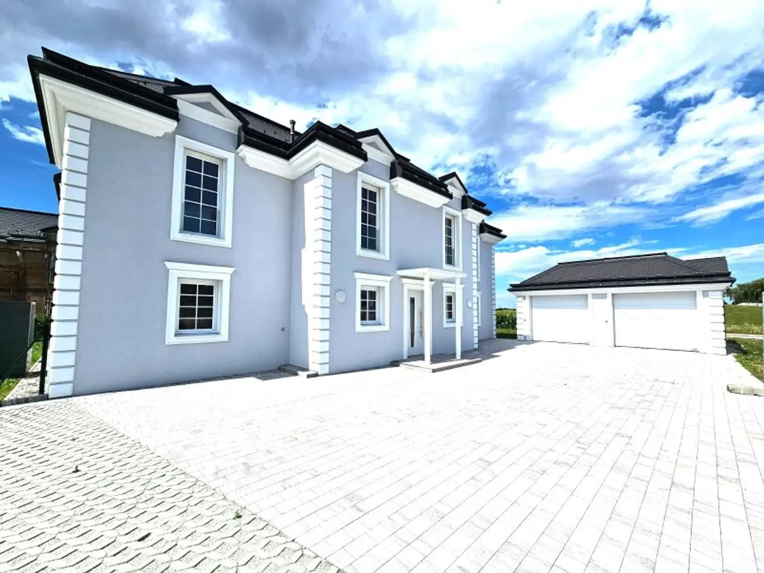 Moderne Doppelhaus-Villa in Niederösterreich: Erstbezug mit Garten, Garage und einen Stellplatz!
