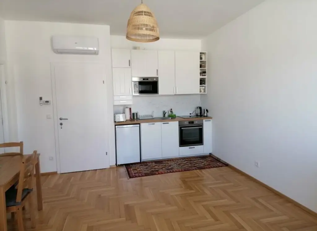 Bbefristet vermietete und klimatisierte 2-Zimmer-Wohnung mit hofeseitiger Terrasse mit opt. Garagenstellplatz!