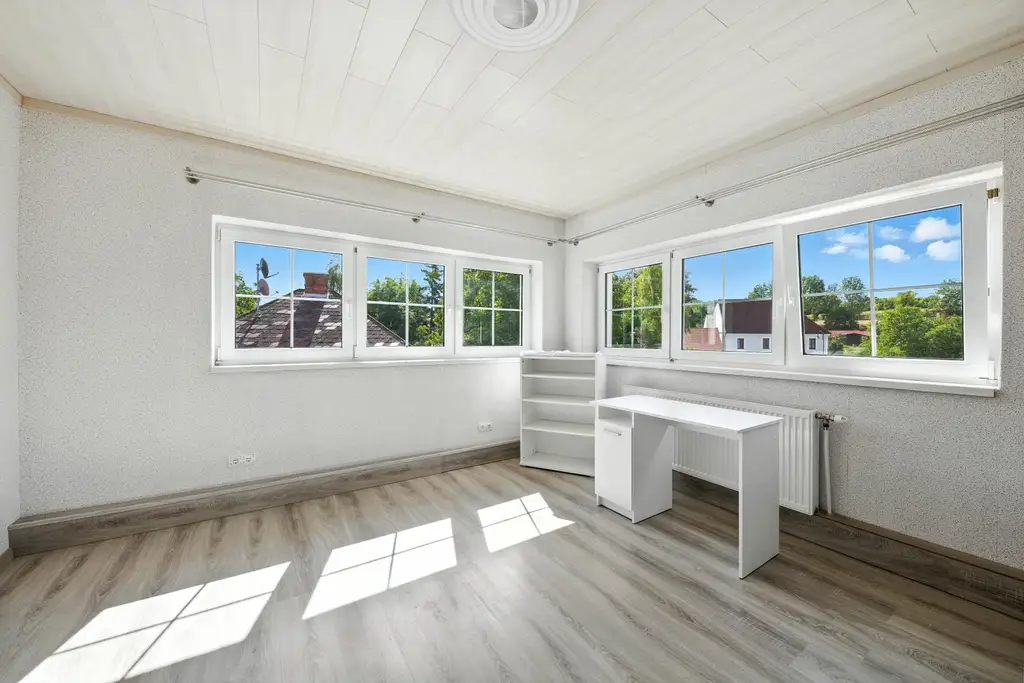 Modernisiertes Einfamilienhaus mit großzügigem Grundstück und Ausbaupotenzial