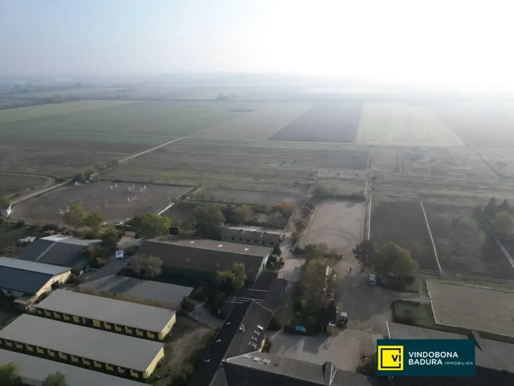 Exklusive Reitsportanlage vor den Toren Wiens – 145 Boxen | Reithallen | Reitplätze | Koppeln | Villa & Personalwohnungen