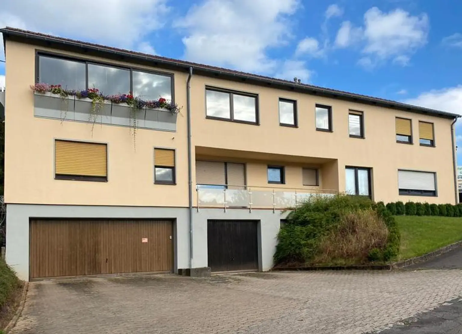 Enormes Entwicklungspotential...! 
Gärtnerei mit Verkaufspavillon, Gewächshäuser, 2-FH + Appartment