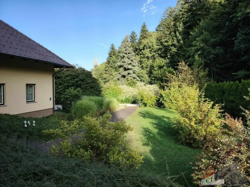 Tolle Villa mit neuer PV-Anlage bietet viel Platz und ruhige, grüne Umgebung – 38 min zur Stadtgrenze Wien!
