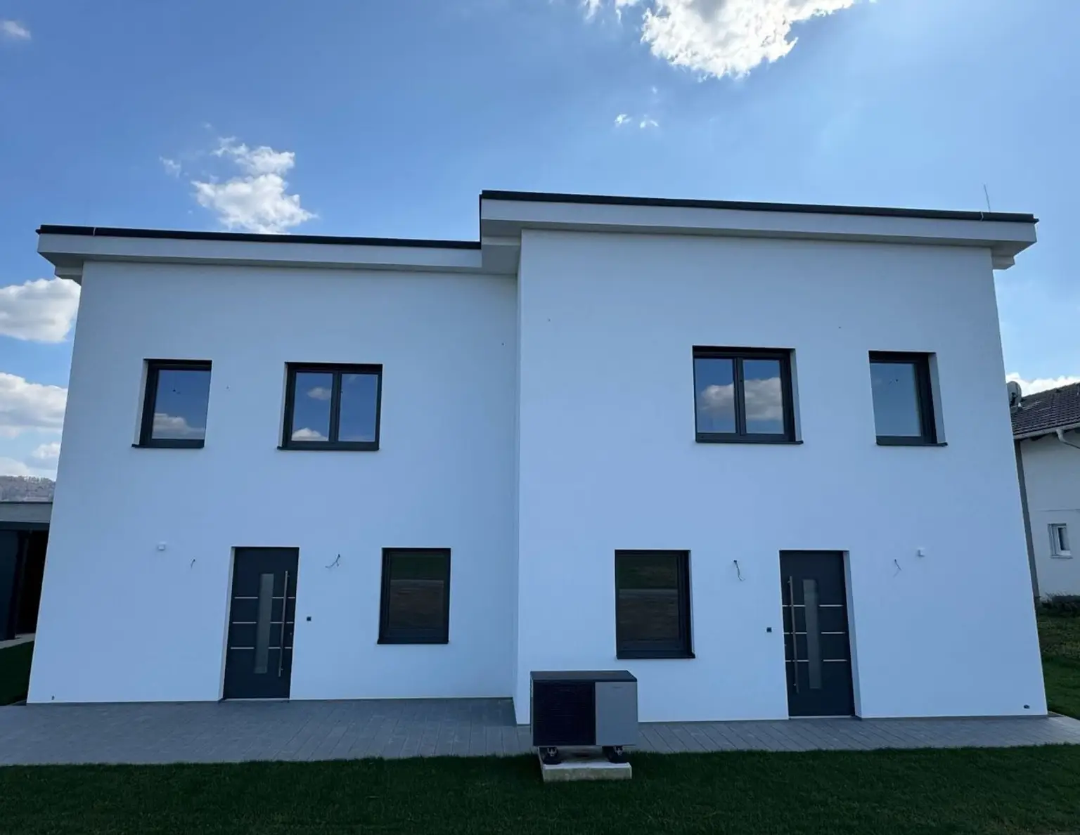 Sonnige Doppelhaushälfte mit Doppelcarport, Kellerersatzraum und großer Südterrasse!