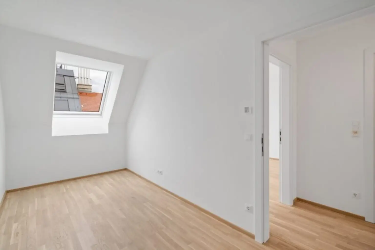 ERSTBEZUG ! Schöne 112,4 m² Dachwohnung in einem hochwertig saniertem Gebäude (Top 24)