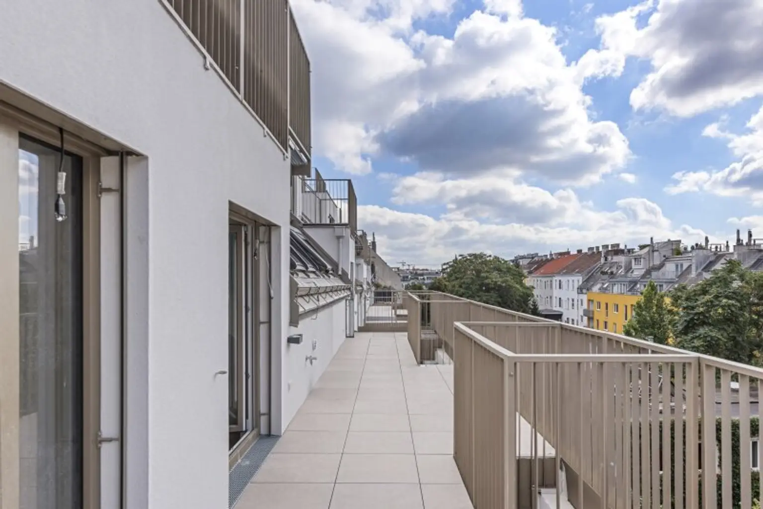 DAHEIM IN HERNALS - DACHGESCHOSS MIT HERRLICHER SÜD-TERRASSE