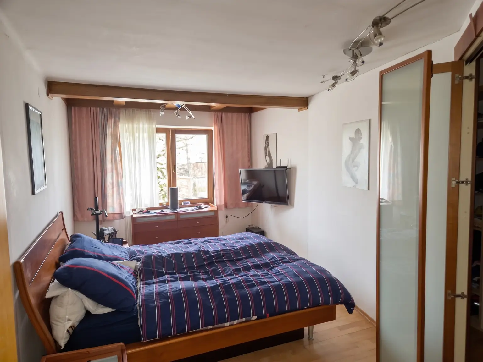 Schlafzimmer mit begehbaren Schrank
