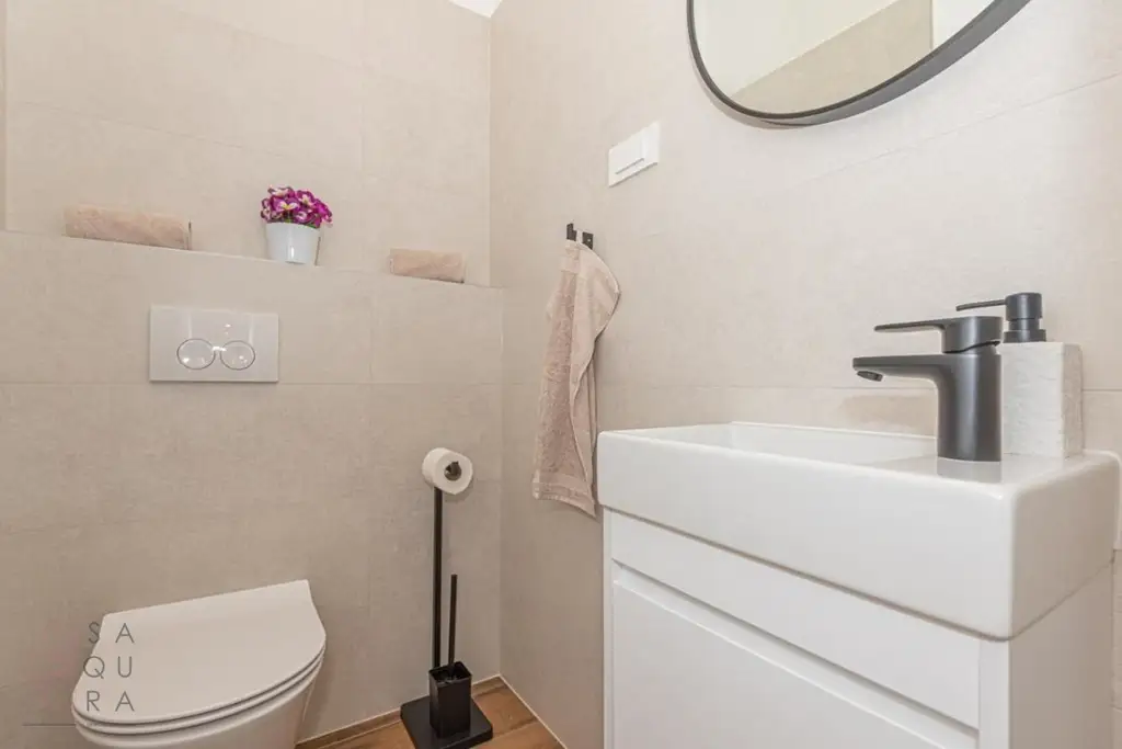 Modernes Wohndomizil mit Stil – Halbvilla mit Pool in Vodice