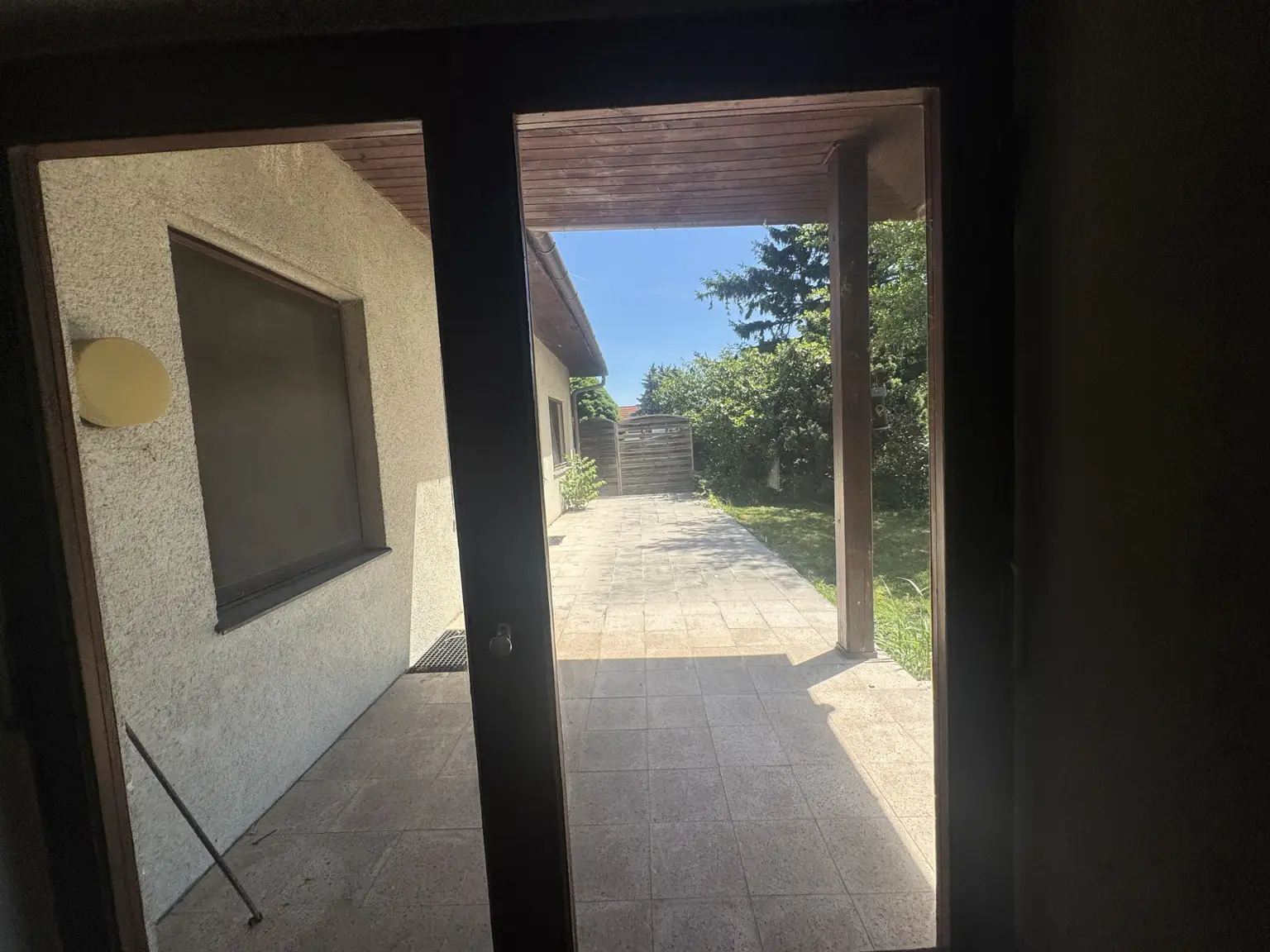 Blick vom Wohnzimmer auf die Terrasse