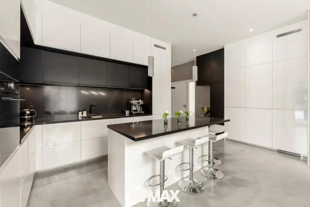 Beeindruckende Designer-Villa mit Pool und Poolhaus zum Soforteinzug!