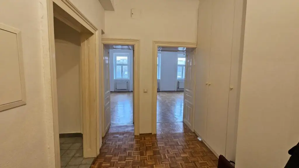 Toplage! Unbefristete Hauptmiete, 83 m2, 2 große Zimmer, extra Küche, schönes Stilhaus! Sofortbezug!