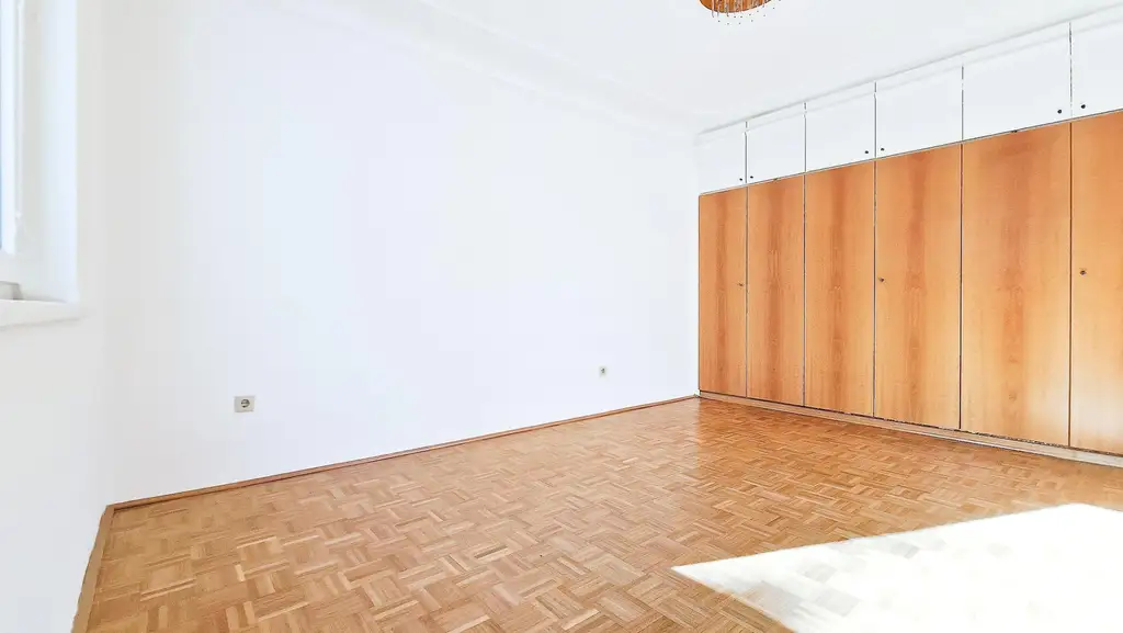 Eigentumswohnung mit Garage in ausgezeichneter Lage nahe Brunnenmarkt. Top Verkehrsanbindung und Infrastruktur
