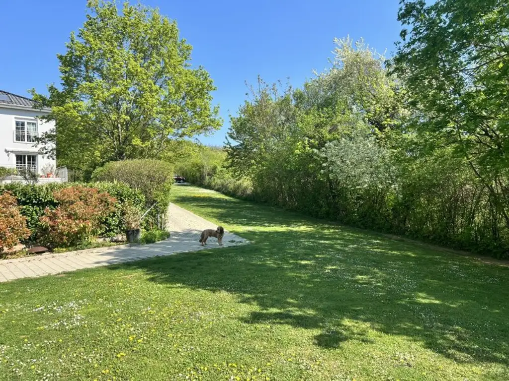 Moderne, zentrumsnahe Familienvilla mit großem Garten in gefragter Grünruhelage (!)