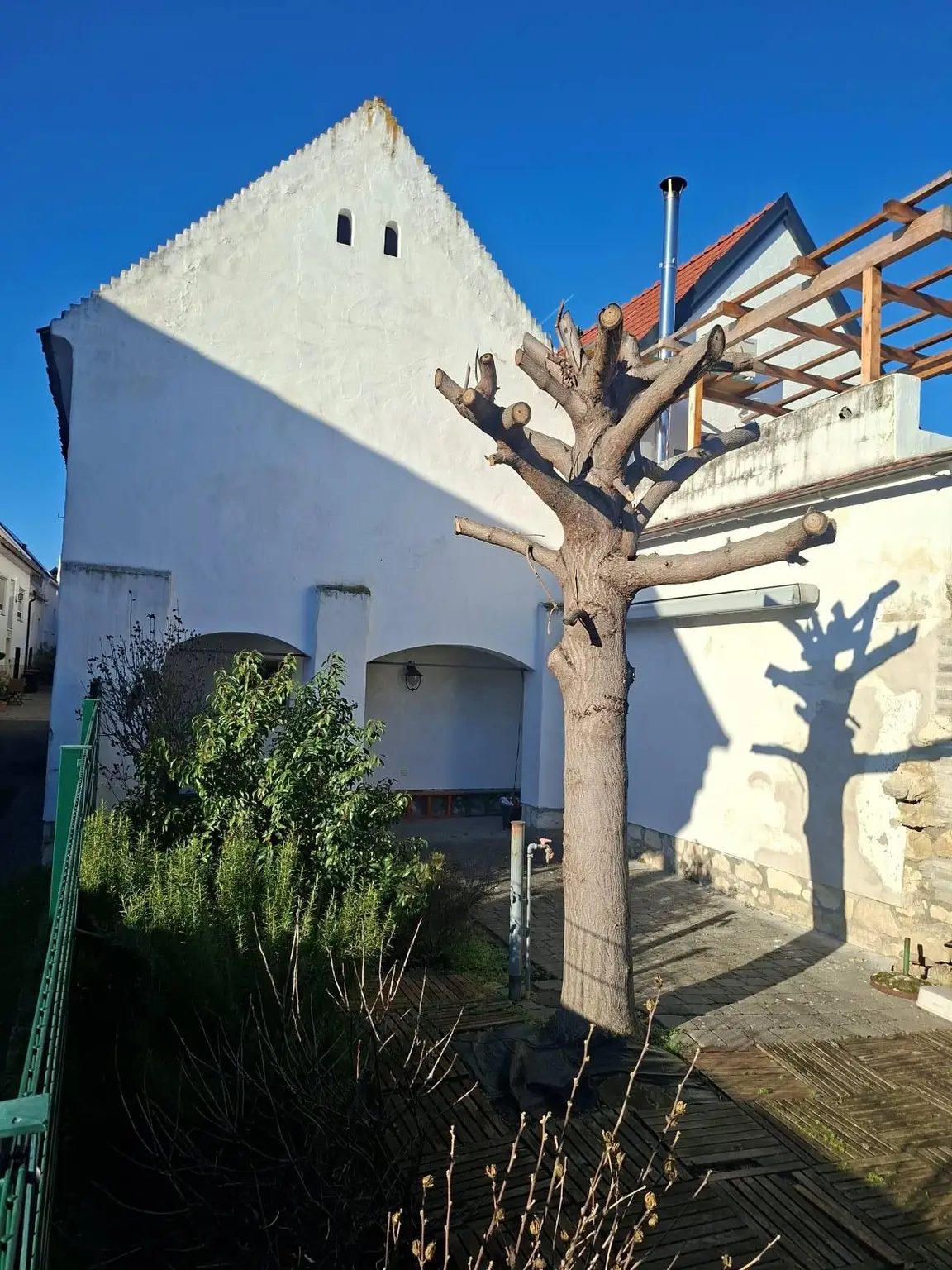 Nebengebäude mit Garten