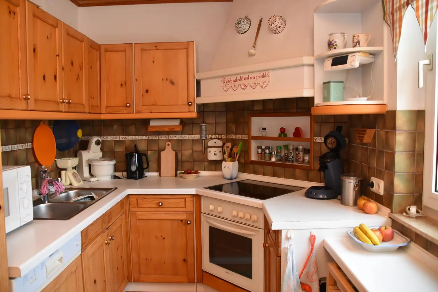 gepflegte Einbauküche