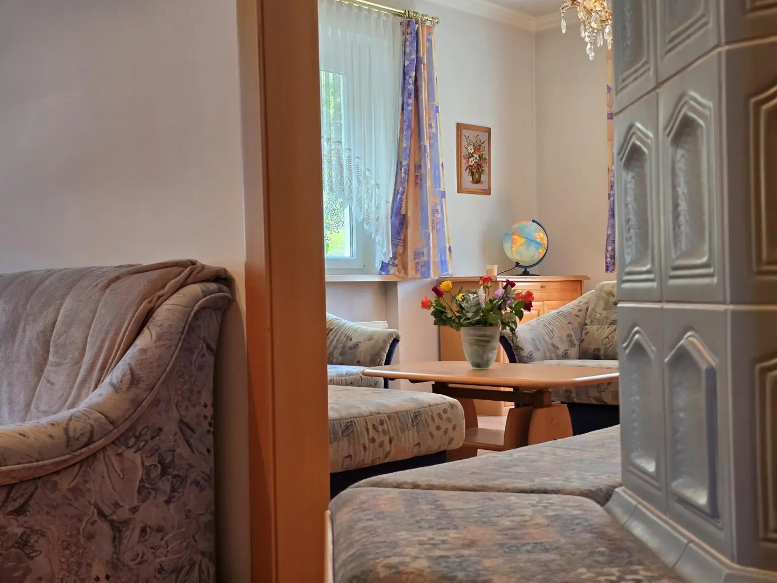 Wohnzimmer mit Kachelofen