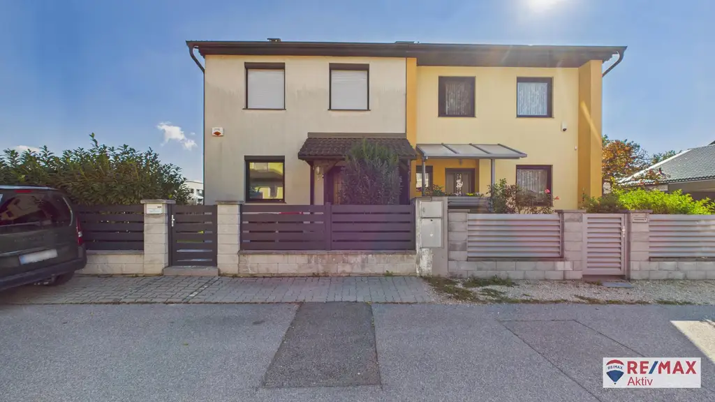 Familienidylle pur – Gepflegte Doppelhaushälfte mit Garten, Terrasse & Carport