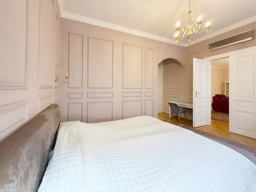 Fully furnished apartment - within walking distance to the 1st district, also available for short-term rentals.