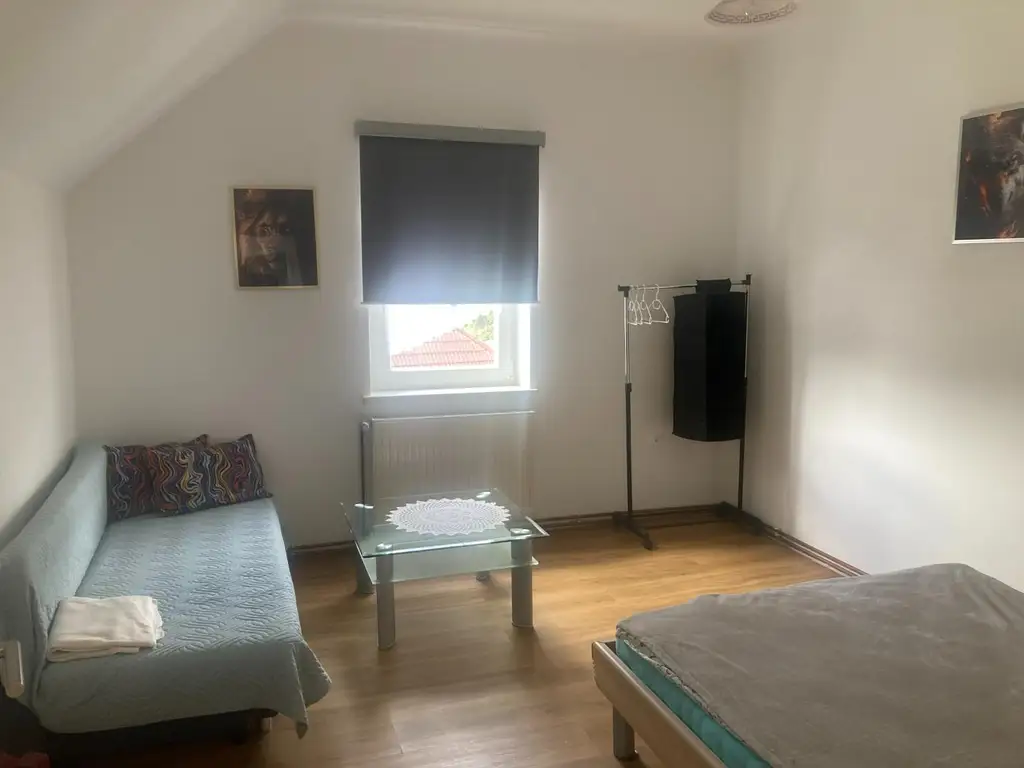 Zinshaus mit 3 Wohnungen, Garagen und Nebengebäude