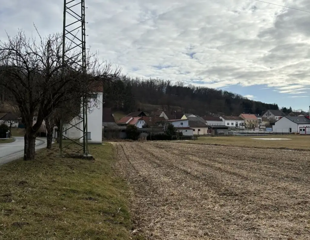 Sonniger Baugrund mit angrenzender Freifläche in ruhiger Lage