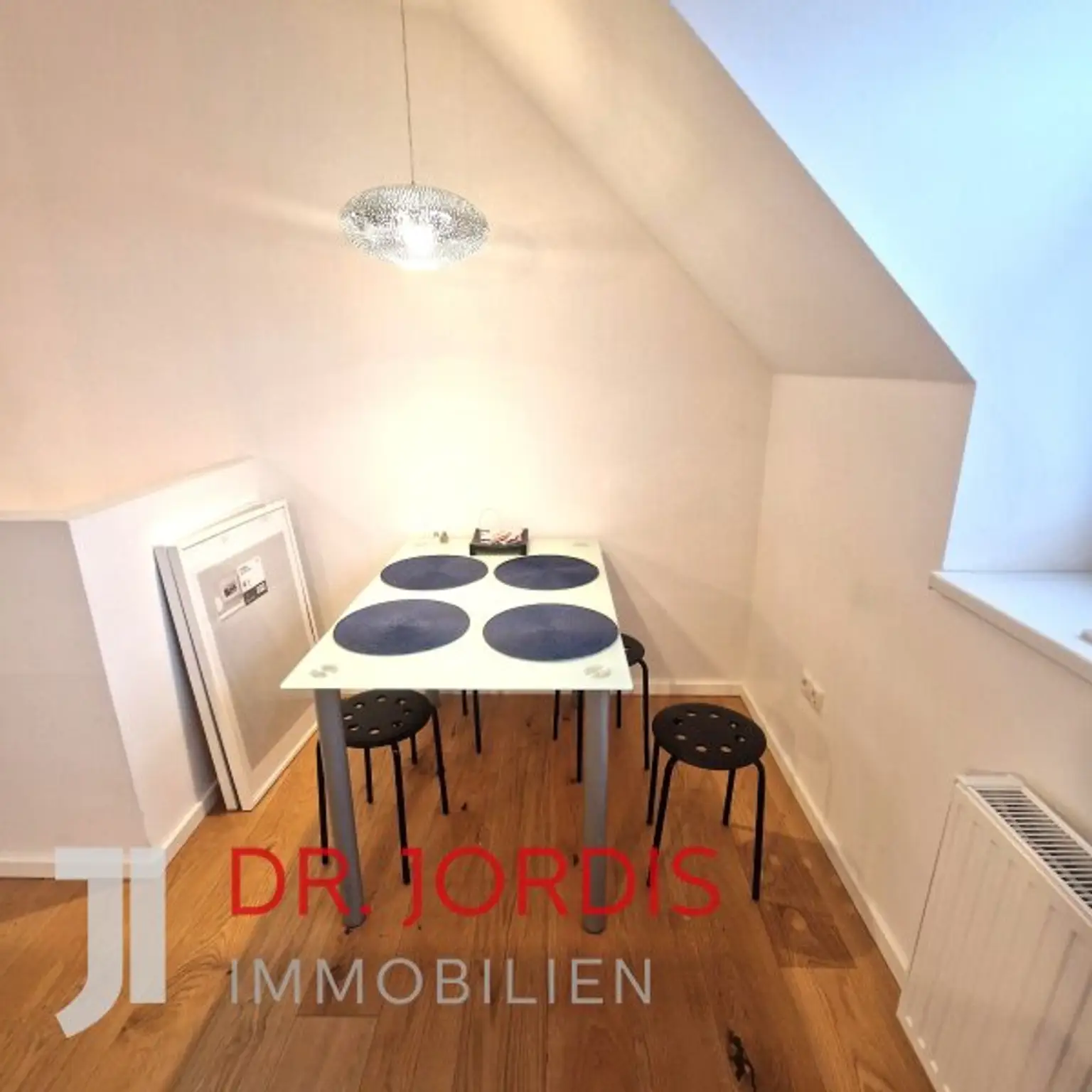 Maisonette- Dachgeschosswohnung mit Terrasse und Fernblick bis Schönbrunn, möbliert