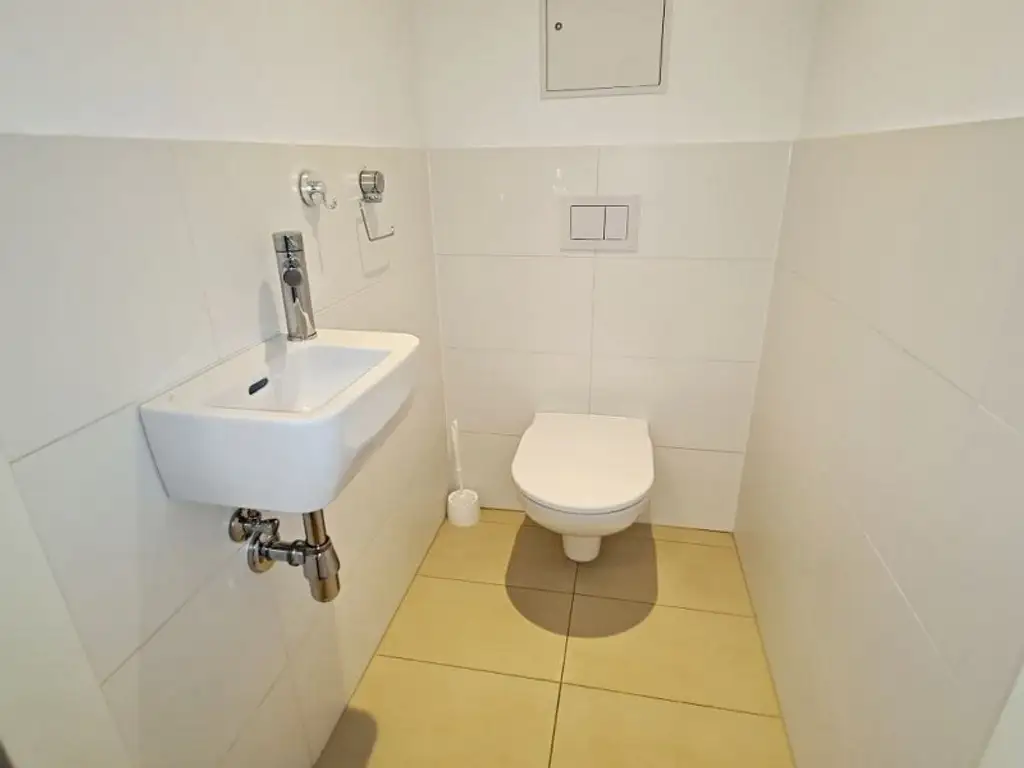 AM SPITZ-NÄHE, gepflegte 36 m2 Neubau mit 4 m2 Balkon, 2 Zimmer, Komplettküche, Wannenbad, Parketten, Garagenplatz möglich, Leopold-Ferstl-Gasse