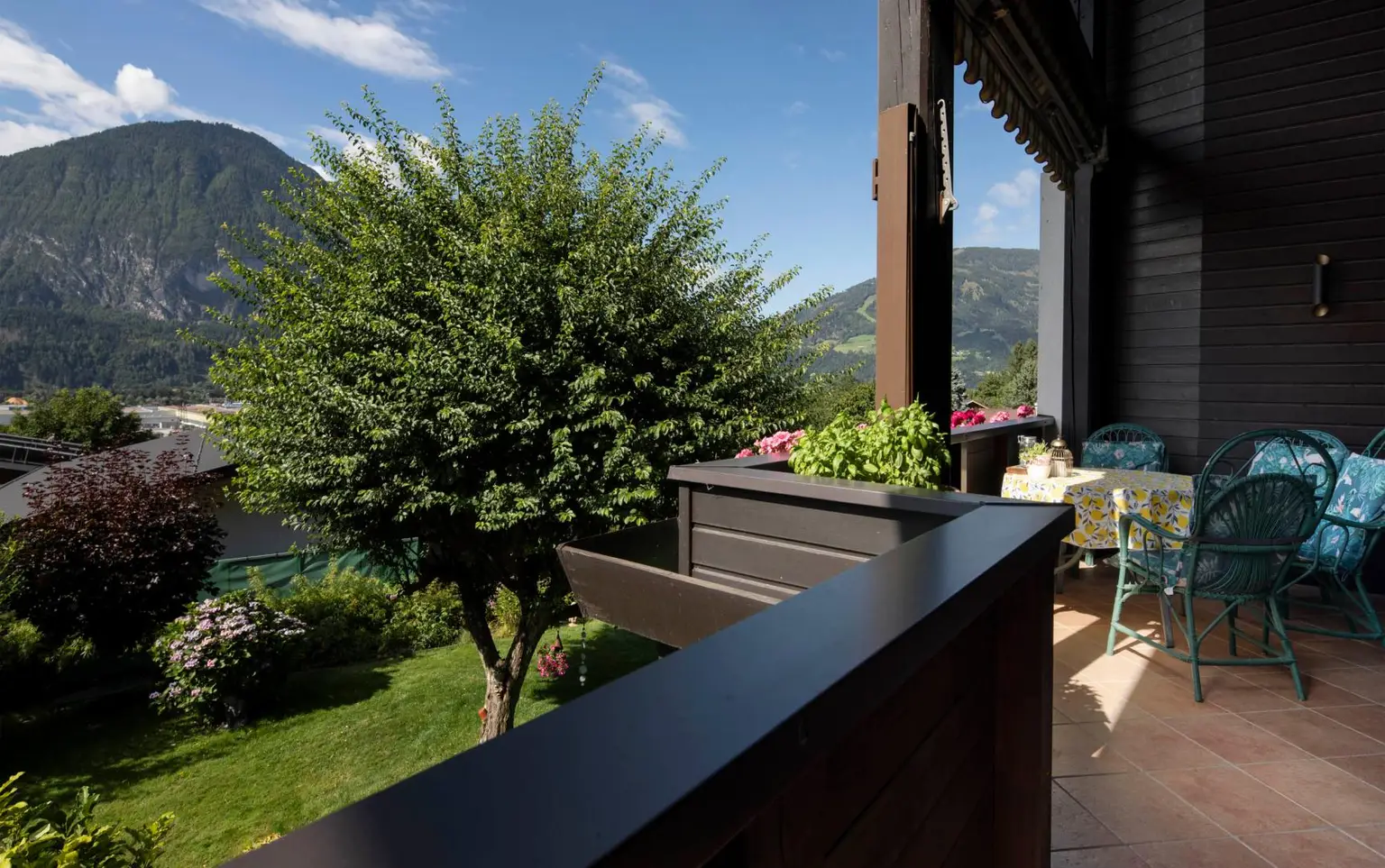 Morgenkaffee auf der überdachten Südterrasse...