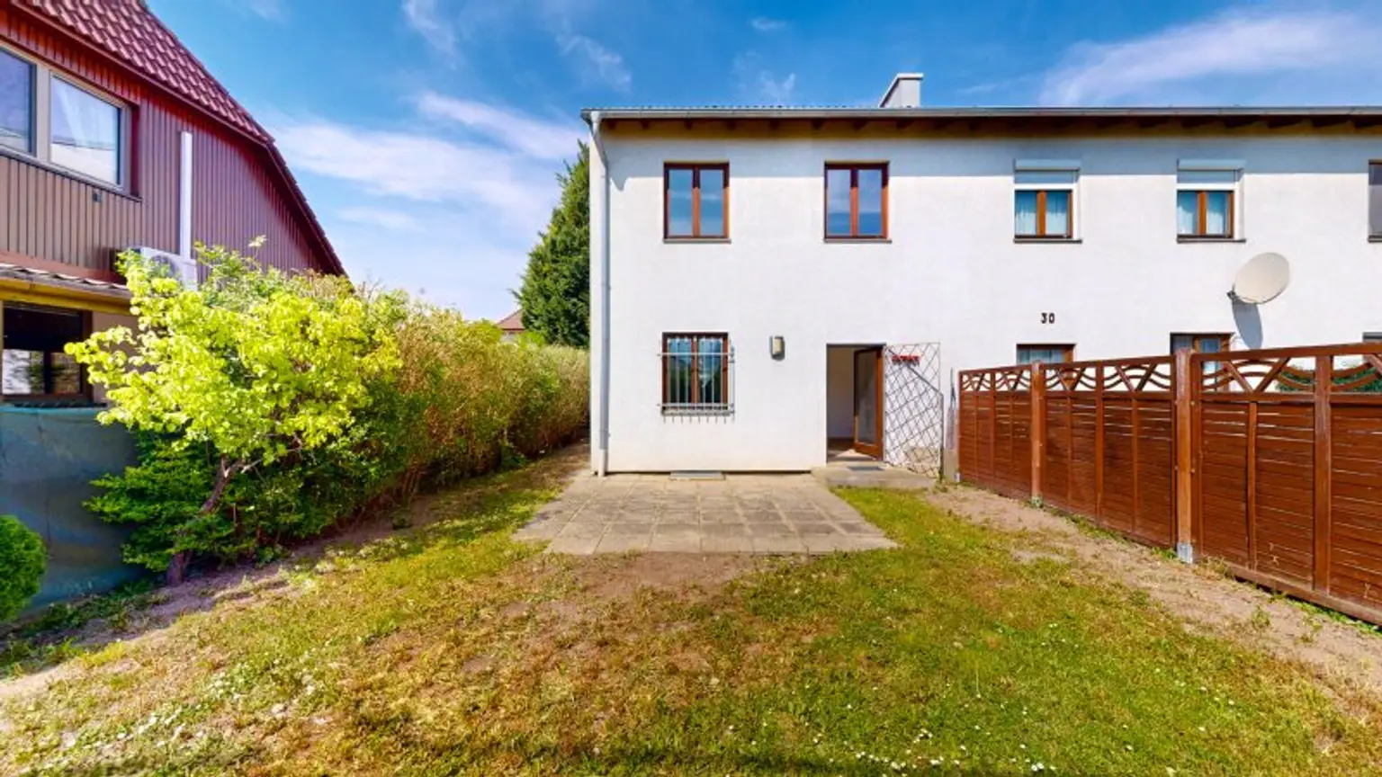 Hausansicht mit Garten