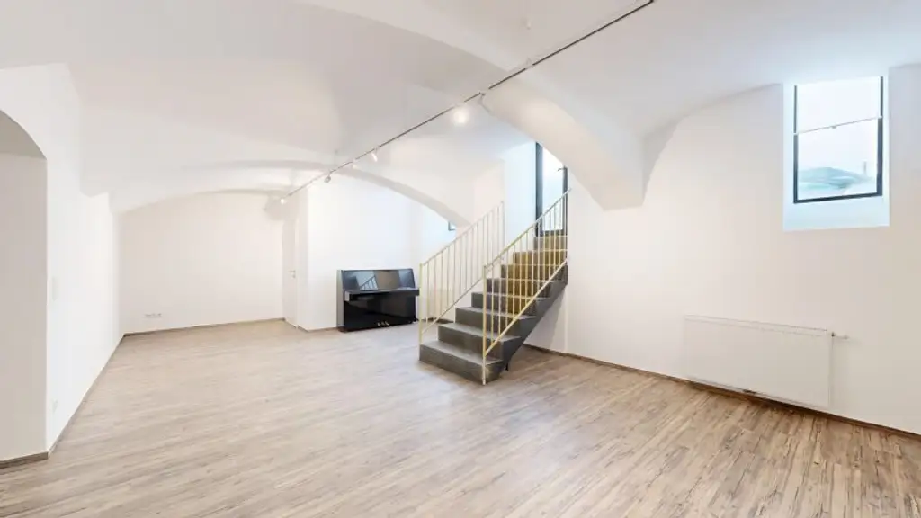 Renovierte, attraktive Werkstatt | 2 Zimmer - 80 m² | Küche & Badezimmer | Nähe Aumannplatz