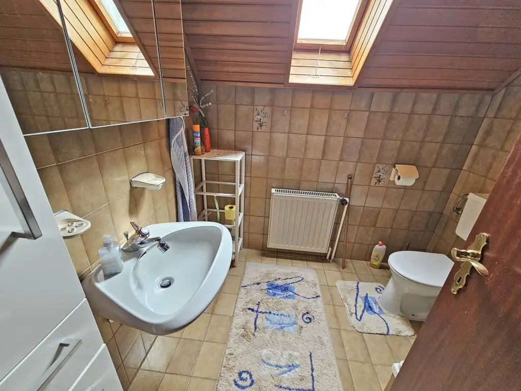 Einfamilienhaus mit Garage und Terrasse.
