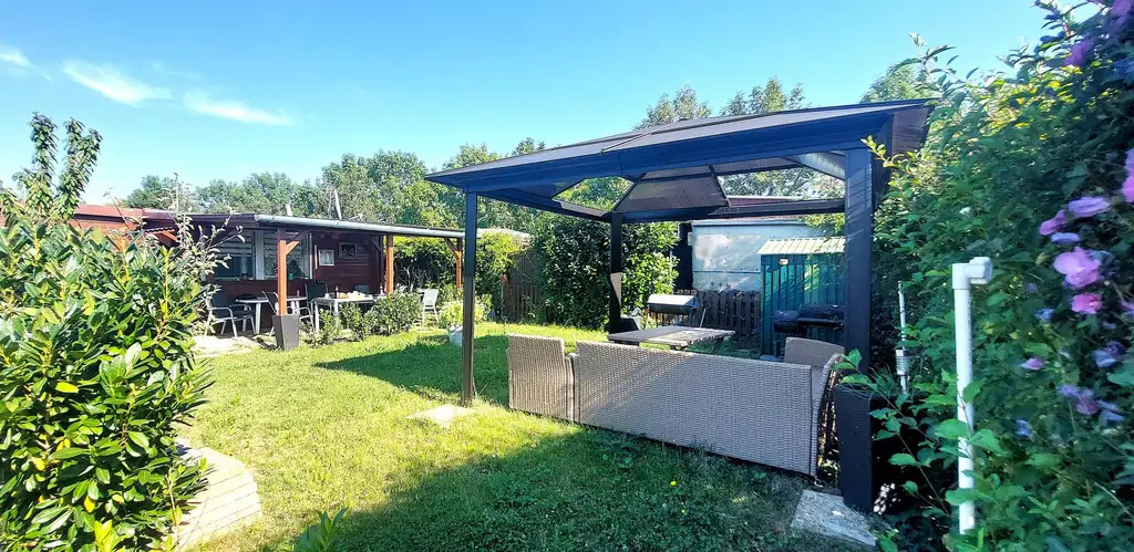 Mobilheim mit Terrasse auf Doppelparzelle