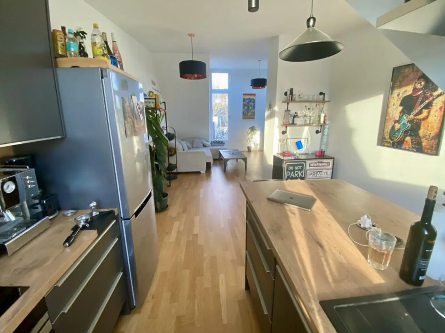 VOLL MÖBLIERTES traumhaft ruhiges Dachgeschoss-Appartement mit Terrasse und perfektem Öffi-Anschluß
