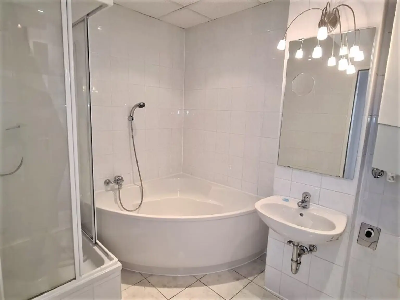 TERRASSENHIT, DACHGESCHOSS, 81 m2 Maisonette mit 12 m2 Terrasse, 3 Zimmer, Küche, Galerie, Wannenbad, Augarten-Nähe