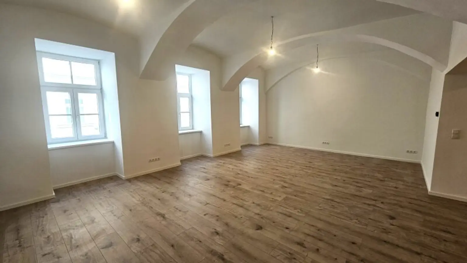 NEU RENOVIERT -  Bürofläche/Ordination Nähe Votivkirche!
